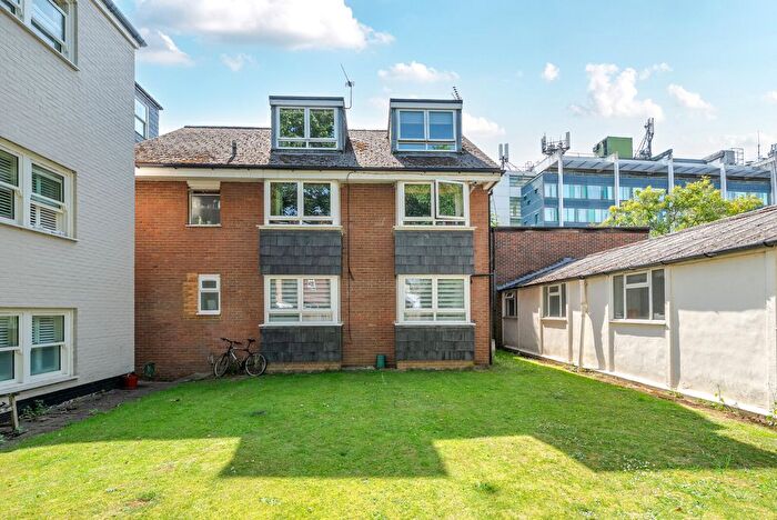 1 Bedroom Flat For Sale In Station Road, Teddington, TW11