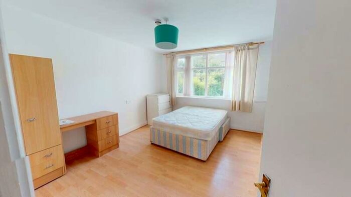 3 Bedroom Flat To Rent In Otley Road, Headingley, Leeds, LS6