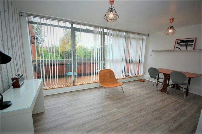 2 Bedroom Flat To Rent In Woodside Park Road, London, N12