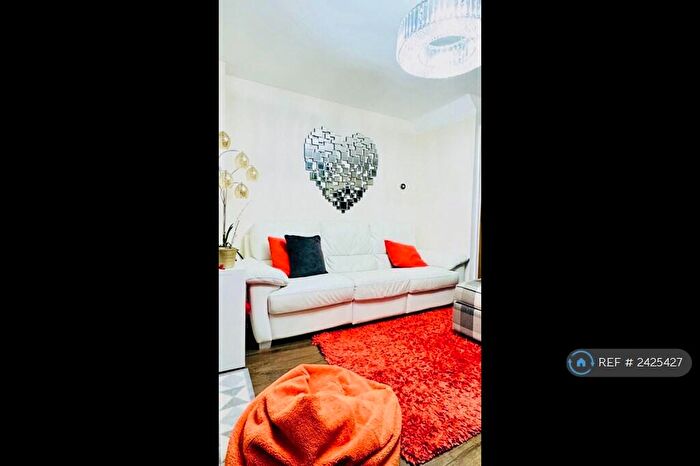 3 Bedroom Semi-Detached House To Rent In Maple Square, Dunstable, LU5