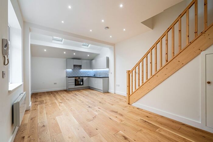 3 Bedroom Flat To Rent In Brixton Road, London, SW9