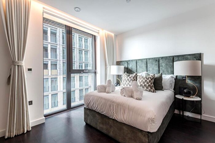 2 Bedroom Flat To Rent In Thornes House, Charles Clowes Walk, London, SW11