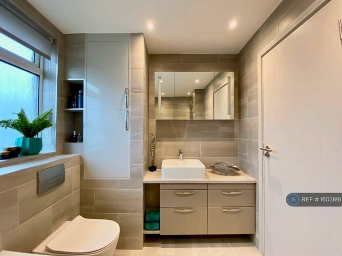 2 Bedroom Flat To Rent In Trewsbury Road, London, SE26