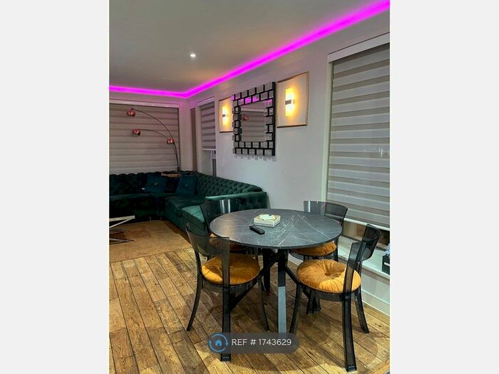 1 Bedroom Flat To Rent In Peachey House, London, SW18