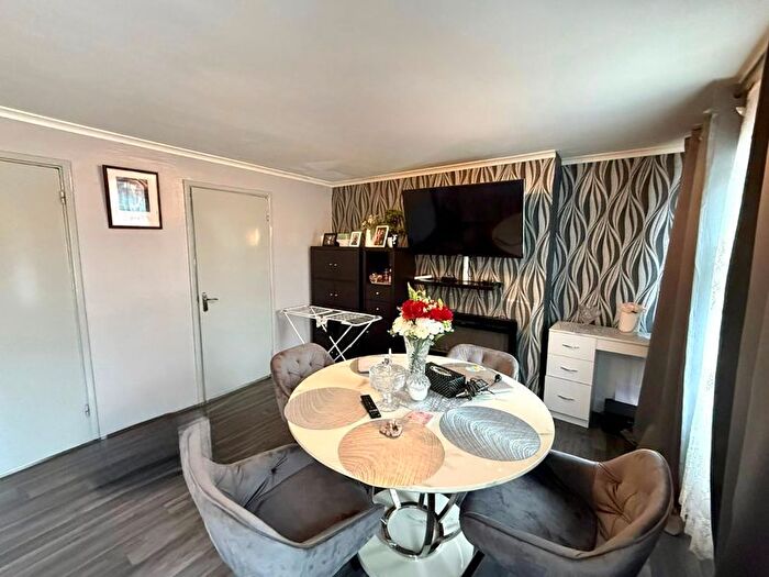 2 Bedroom Flat To Rent In High Street, Waltham Cross, EN8