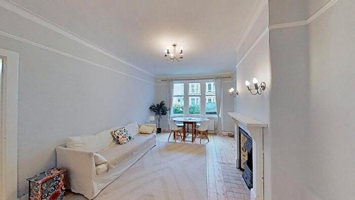 3 Bedroom Flat To Rent In Learmonth Park, Edinburgh, Midlothian, EH4