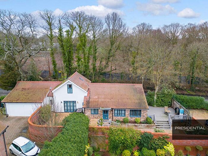 3 Bedroom Detached House For Sale In Lingmere Close, Chigwell, IG7