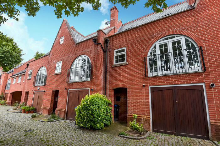 2 Bedroom Mews To Rent In Calendar Mews, KT6