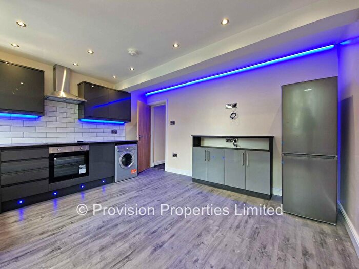 3 Bedroom Flat To Rent In Cliff Road, Woodhouse, Leeds, LS6