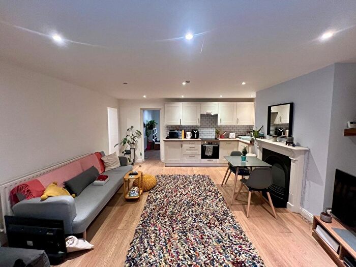 1 Bedroom Flat To Rent In Wells Walk, Ilkley, West Yorkshire, LS29