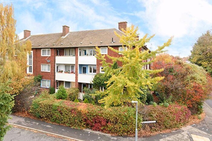 2 Bedroom Flat For Sale In Rydens Road, Walton-On-Thames., KT12