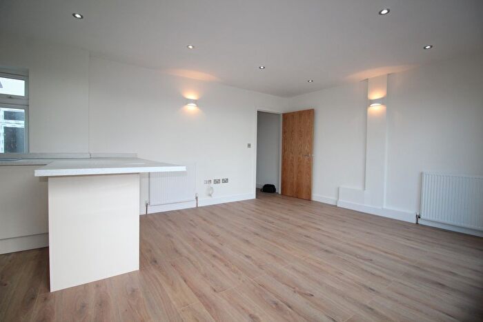 2 Bedroom Flat To Rent In Oak Road, Leatherhead, KT22