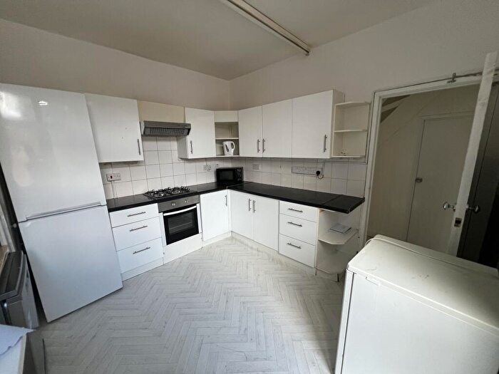 7 Bedroom End Of Terrace House To Rent In Bute Avenue: Bedroom Student House, NG7
