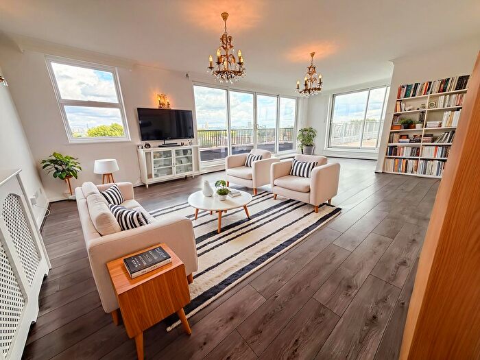 3 Bedroom Penthouse To Rent In Pier House, Cheyne Walk, SW3