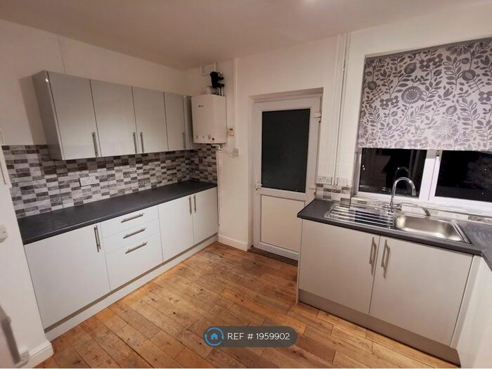 3 Bedroom Semi-Detached House To Rent In Hyde View Road, Harpenden, AL5