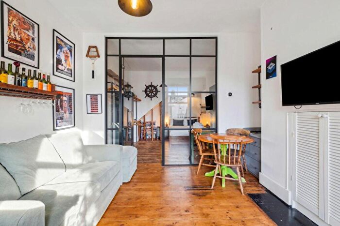 1 Bedroom Flat For Sale In Marjorie Grove, Battersea, SW11