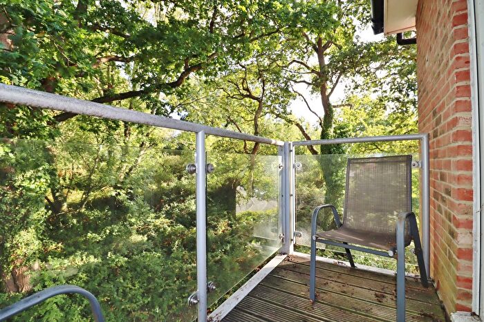 2 Bedroom Flat For Sale In Mescott Meadows, Hedge End, SO30