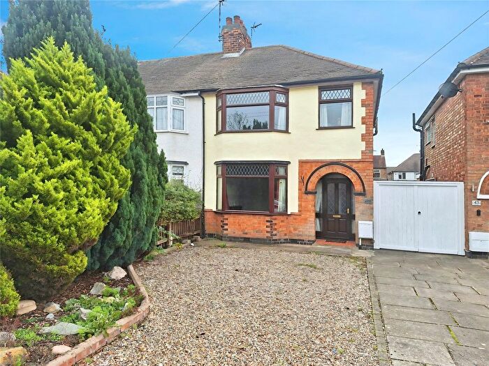 3 Bedroom Semi-detached House For Sale In Shanklin Drive, Nuneaton, Warwickshire, CV10