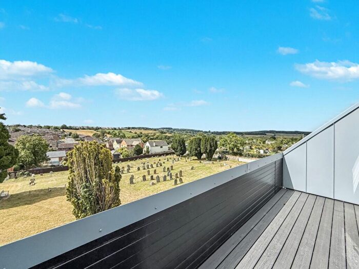 3 Bedroom Town House For Sale In Turnbull Close, Canada Heights, SN7