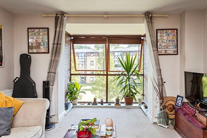 1 Bedroom Flat For Sale In Commonwealth Drive, Crawley, RH10