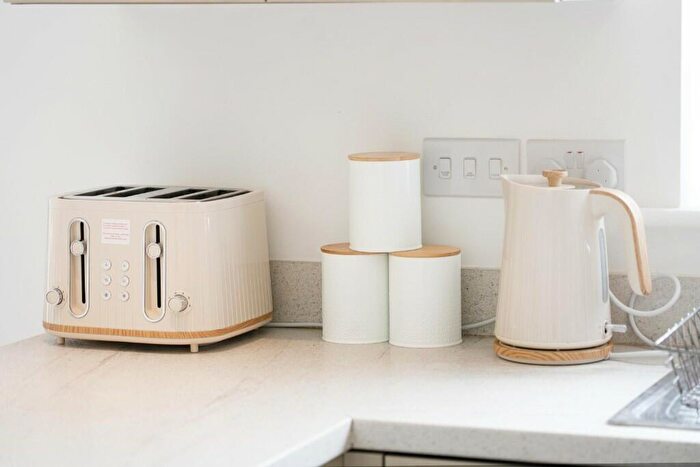 5 Bedroom House To Rent In Garner Close, Northampton, Northamptonshire, NN5