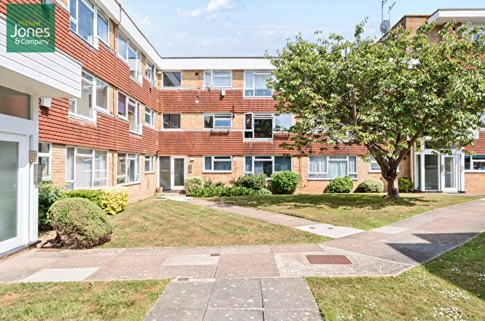 1 Bedroom Flat To Rent In College Gardens, Worthing, BN11