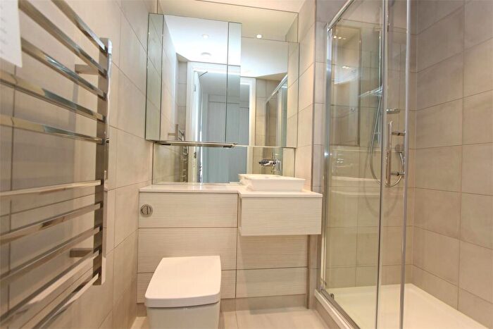 2 Bedroom Apartment To Rent In Lang Court, Smithfield Square, Hornsey, N8
