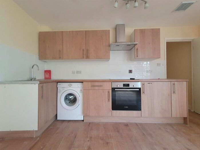 1 Bedroom Flat To Rent In Atlantic Lodge - South Street, Romford, RM1