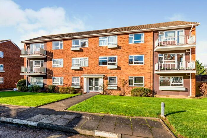 2 Bedroom Flat To Rent In Meadow Court, Rosebank, Epsom, KT18