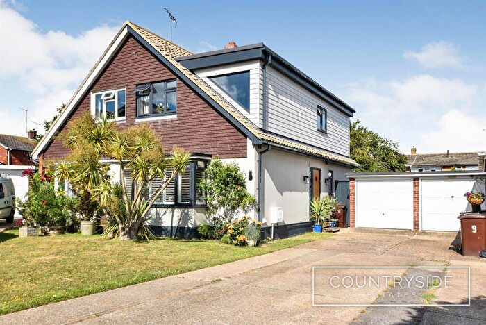 2 Bedroom Chalet For Sale In Linnet Drive, Benfleet, SS7