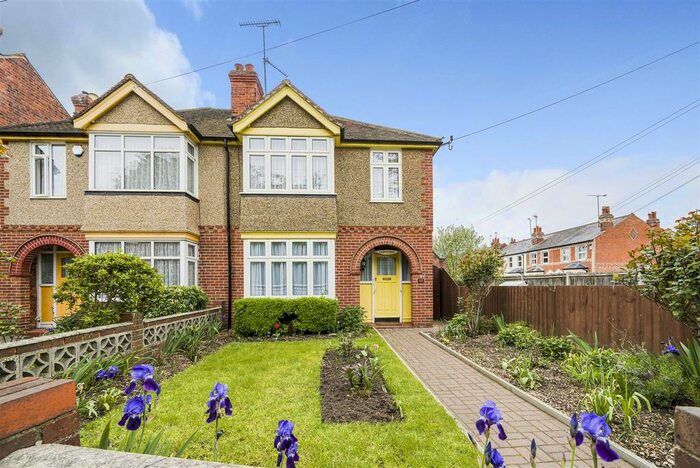3 Bedroom Semi-Detached House To Rent In Gosbrook Road, Caversham, Reading, RG4