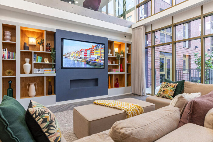 2 Bedroom Apartment To Rent In Emporium House East, Alloway Courtyard, Weldale Street, Reading, RG1