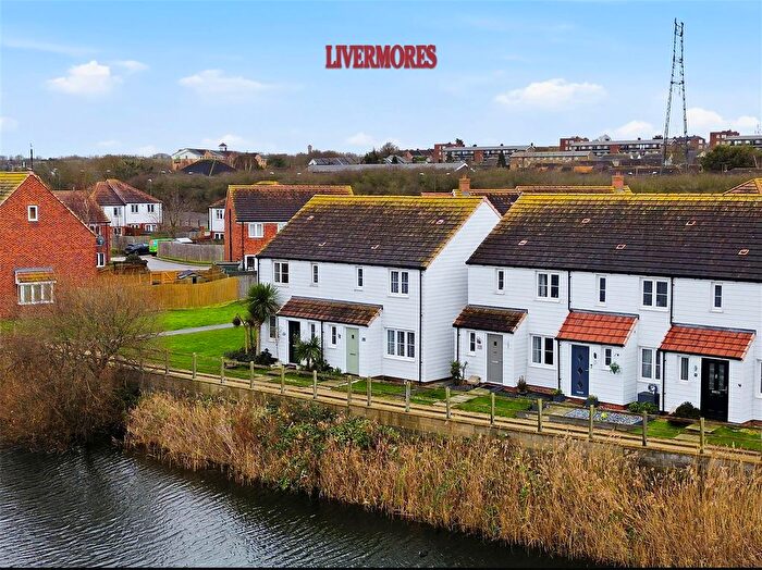 3 Bedroom Semi-Detached House For Sale In Ellingham View, Dartford, DA1