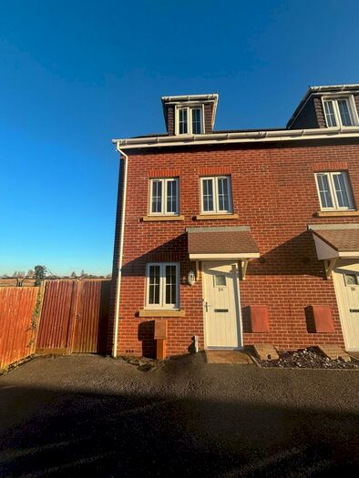 4 Bedroom End Of Terrace House To Rent In Rose Green, PO21