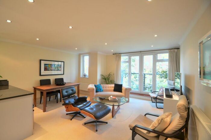2 Bedroom Flat To Rent In Monument Hill, Weybridge, KT13