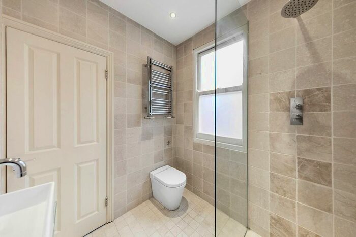 3 Bedroom Flat To Rent In New Kings Road, Fulham, London SW6