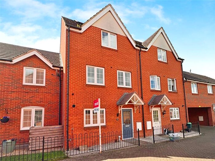 3 Bedroom Town House For Sale In Goldsmith Close, Aylesbury, Buckinghamshire, HP21