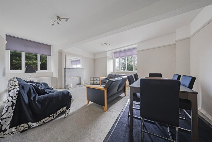 3 Bedroom Flat To Rent In Queens Road, Weybridge, KT13