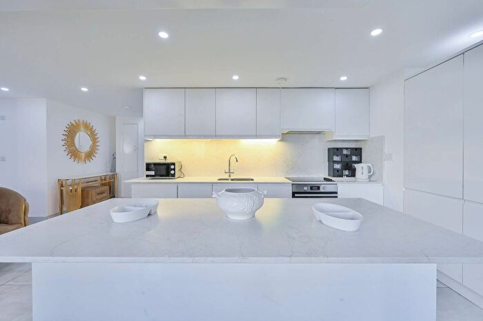 3 Bedroom Flat To Rent In Earls Court Road, Earls Court, London, SW5