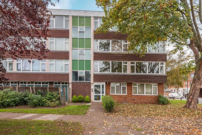 3 Bedroom Flat For Sale In Atherton Court Eton, SL4