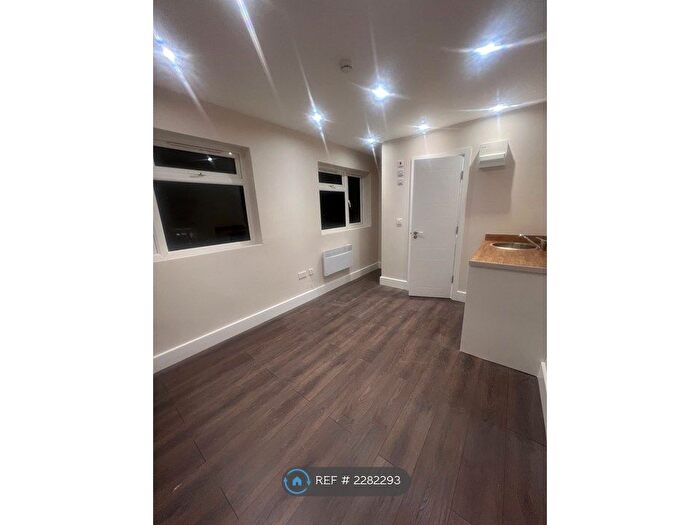 Studio To Rent In Merlin Close, Northolt, UB5
