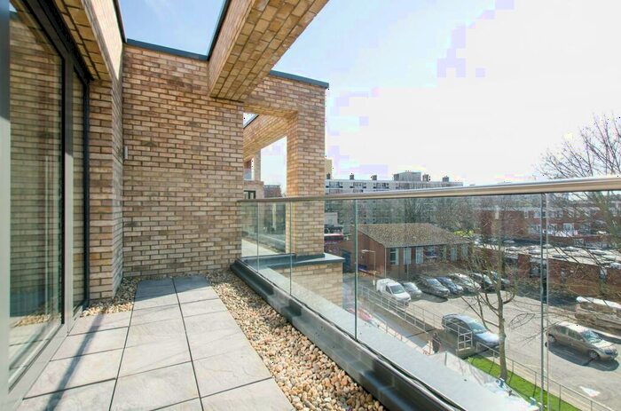 2 Bedroom Flat To Rent In Battersea Bridge Road, Battersea, London, SW11