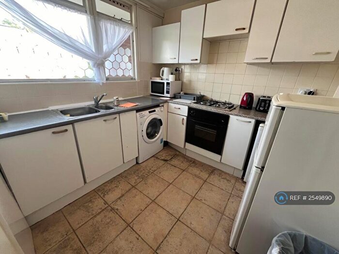 3 Bedroom Flat To Rent In London, London, SW11