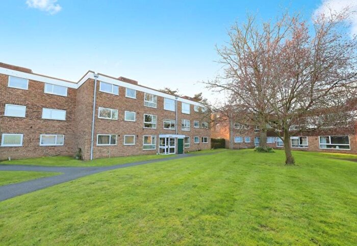 3 Bedroom Flat To Rent In Balmoral Court, Kidderminster, DY10