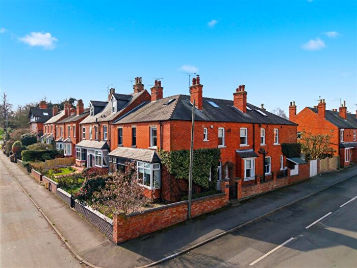 4 Bedroom Semi-Detached House For Sale In Station Road, NG25