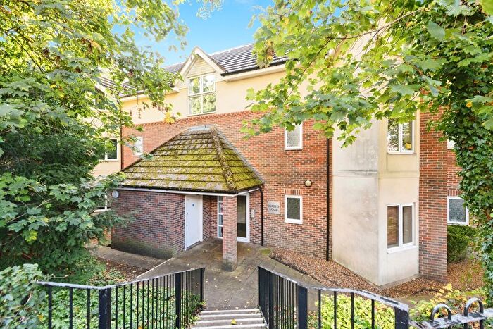 2 Bedroom Flat For Sale In St. Lukes Road, Whyteleafe, Surrey, CR3
