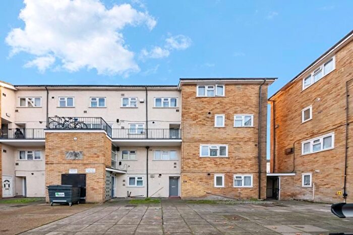 3 Bedroom Maisonette For Sale In Radcliffe Way, Northolt, UB5