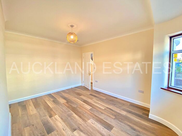 4 Bedroom Semi-detached House To Rent In Highview Gardens, Potters Bar, EN6