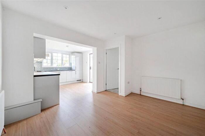 3 Bedroom End Of Terrace House For Sale In Franklyn Road, Walton-On-Thames, KT12