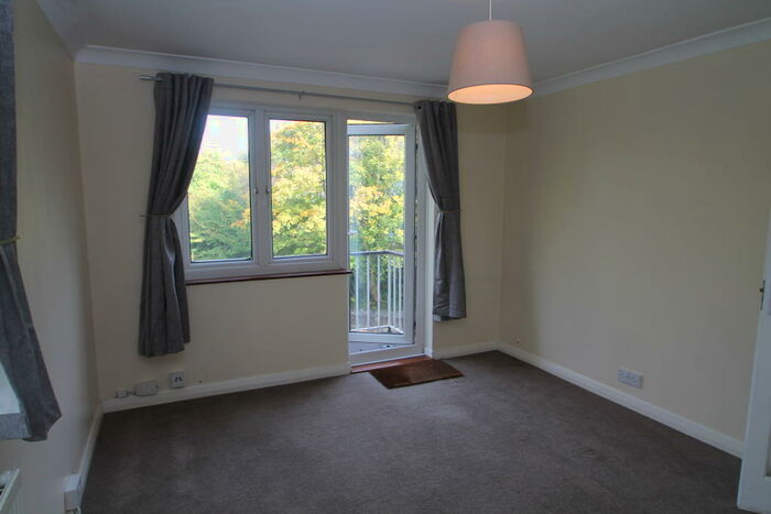 2 Bedroom Apartment To Rent In Godstone Mount, Purley, CR8